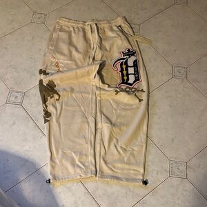 Men's Beige Young Money Logo Sweatpants
Lil Wayne Cash Money Drop